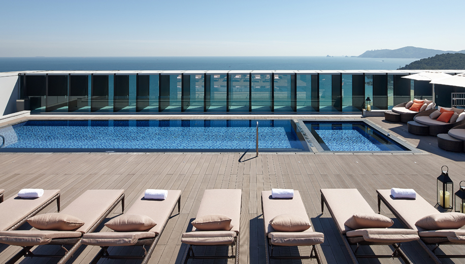 <br>Rooftop Pool & Bar<br><p>Rooftop Pool & Bar View</p>
